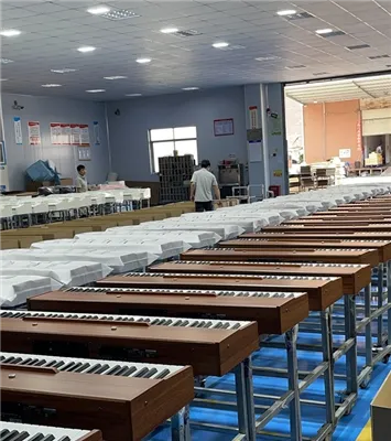 Um tio toca piano elétrico enquanto vende vegetais.