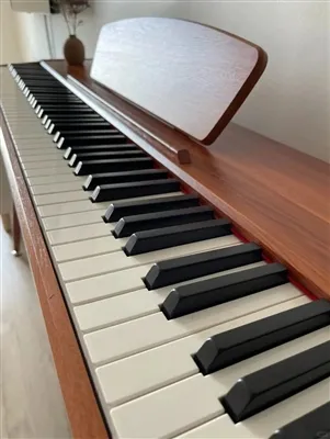 O que é melhor para um piano elétrico, acabamento em laca ou grão de madeira